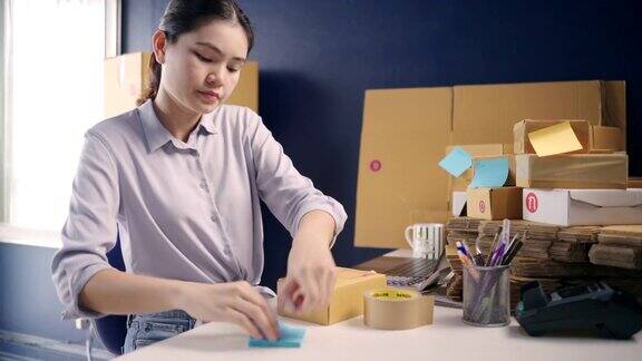 亚洲企业主在中小企业检查订单、在家工作时会感到舒适