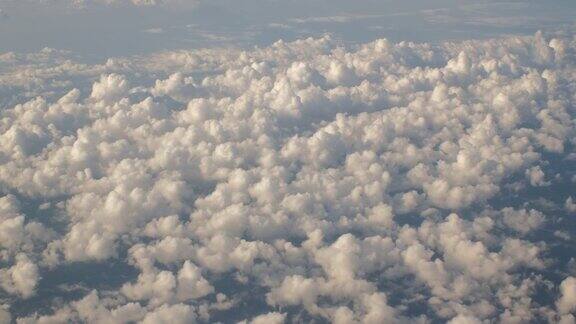 在飞机上飞行时从天而降的蓬松云