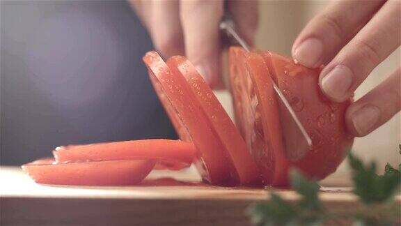 女性手切番茄