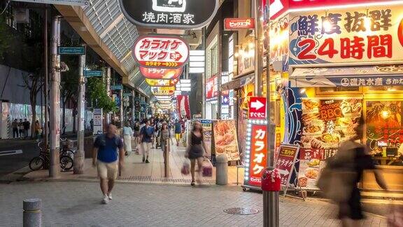 时光流逝:日本神户三宫购物街晚上挤满了游客