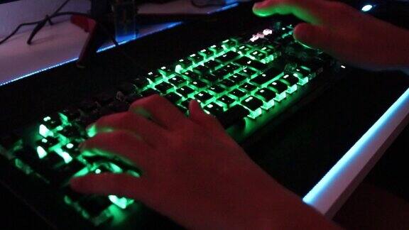 电子竞技中发光的键盘
