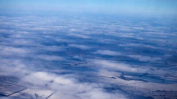 鸟瞰图积雪的土地和云