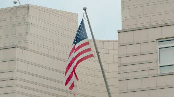 慢镜头:德国柏林美国大使馆大楼上的美国国旗星条旗自由和民主