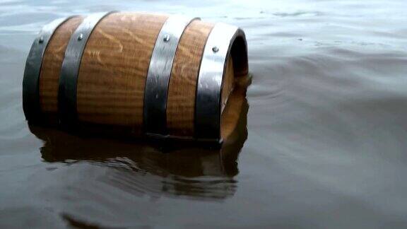 一桶木头漂浮在海上的波浪上