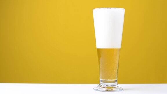 啤酒装玻璃杯生啤酒装透明玻璃杯还有供啤酒爱好者享用的啤酒泡沫