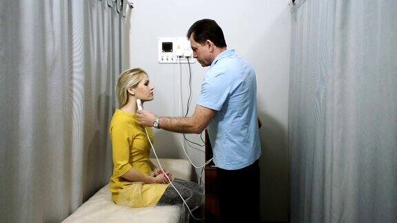一名物理治疗师使用物理治疗设备治疗女性淋巴结高清