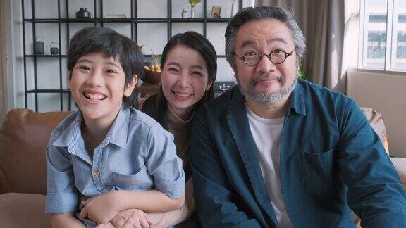 幸福的亚洲家庭花时间一起在客厅的沙发上的肖像家庭和家庭
