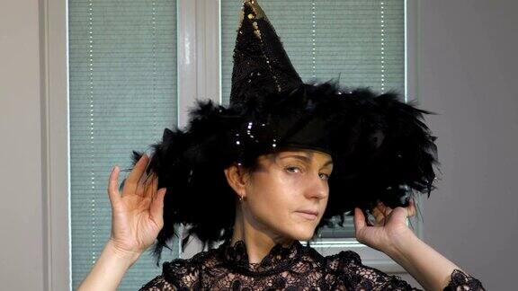 女人试戴万圣节女巫帽