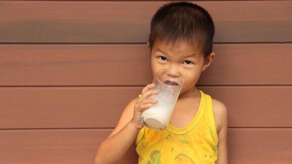 男孩正在喝牛奶