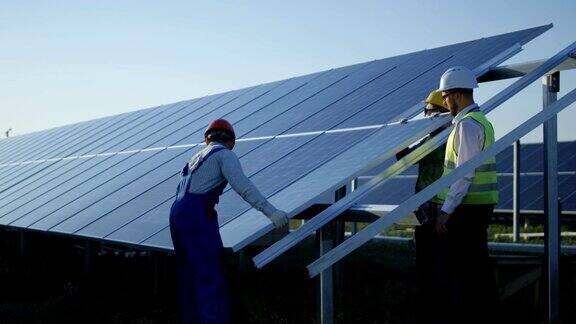 三个工人安装太阳能电池板
