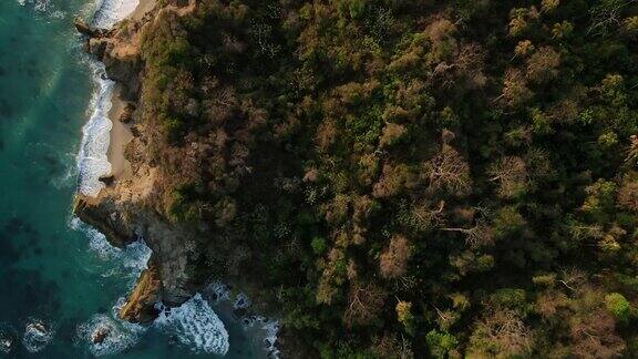无人机拍摄的哥伦比亚的森林和海滩