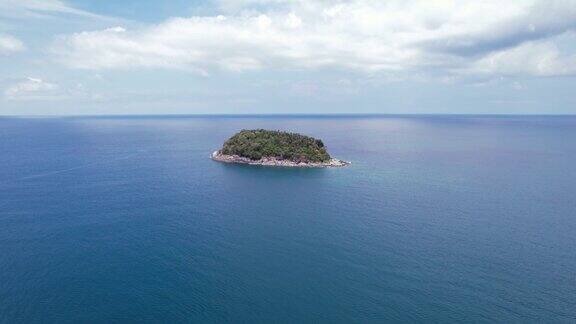 大海中央有一座孤岛