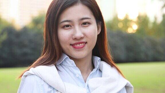 4K亚洲时尚年轻女子在太阳耀斑下的公园上海中国