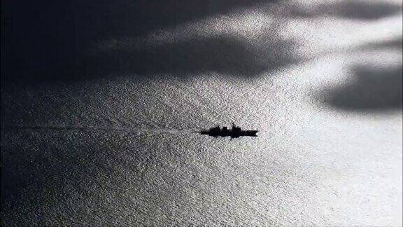 进入阴影的意大利护卫舰-鸟瞰图-西西里岛墨西拿省墨西拿意大利