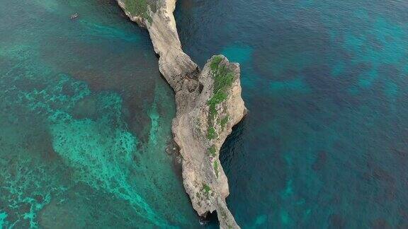 巴厘岛努沙佩尼达阿图海滩鸟瞰图
