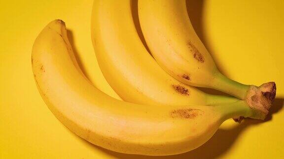 鲜香蕉上的黄色极简主义背景