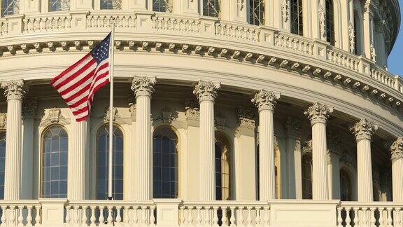 美国华盛顿特区的国会大厦旁飘扬着美国国旗