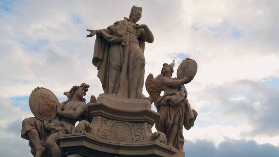 捷克共和国布拉格查尔斯桥上的天主教雕像纪念碑