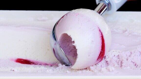 用冰淇淋勺舀冰淇淋的慢动作镜头
