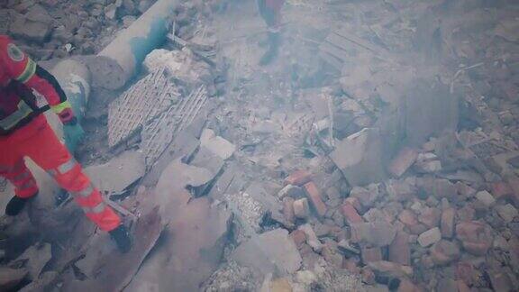医护人员和救援人员在被毁建筑物的废墟上