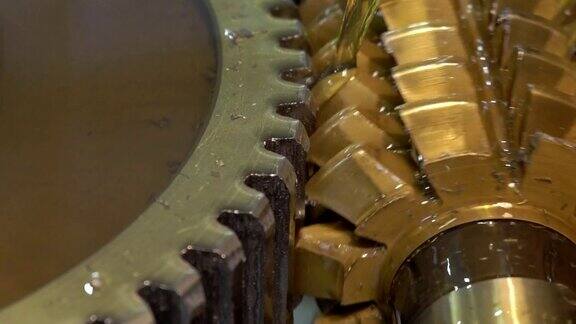 大型铝制齿轮正在钟表厂的专用机器上切割