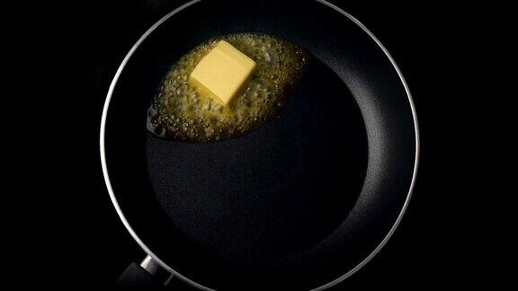 黄油在平底锅上方拍摄融化