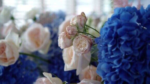 美丽的鲜花装饰着宴席室内特写