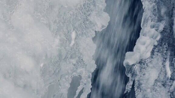 快速的溪水冰冻瀑布冰冷的瀑布特写水位下降