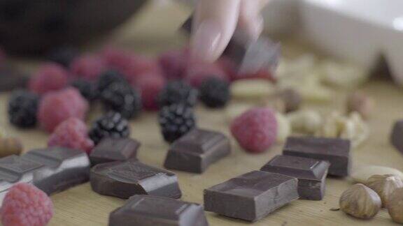  尝桌子上的巧克力和水果