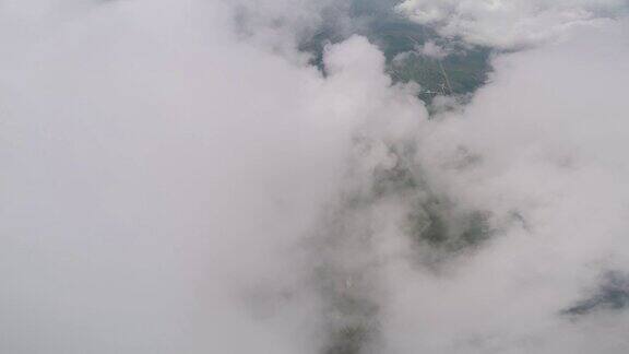 高空跳伞者的视角通过高空云层下降