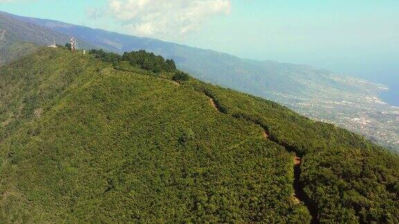 西班牙加那利群岛森林山脊上的空中MS步道