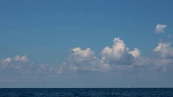 移动的云在海洋和蓝天