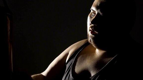 胖男人厌倦了与不安全感作斗争运动后呼吸急促动作缓慢