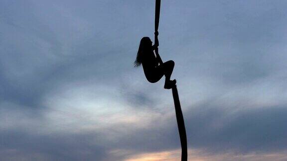女人爬上了绳子