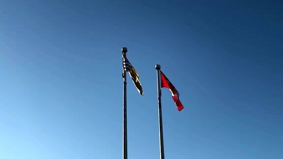 蓝天中加拿大国旗飘扬在旗杆上的慢镜头