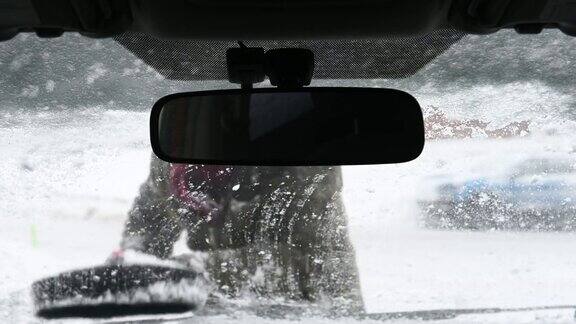 汽车除冰除风雪冬季暴雪