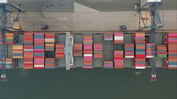 航拍集装箱码头卸货4k