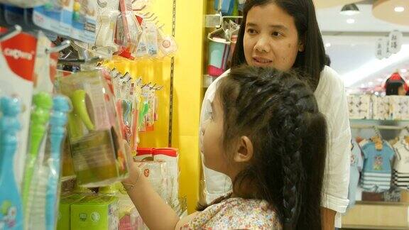 亚洲女孩和妈妈一起购物