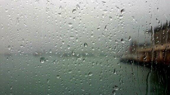 雨滴滴落在窗户的玻璃上
