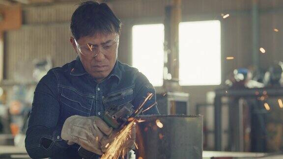 铜sloo-mo-工匠在他的车间里打磨金属