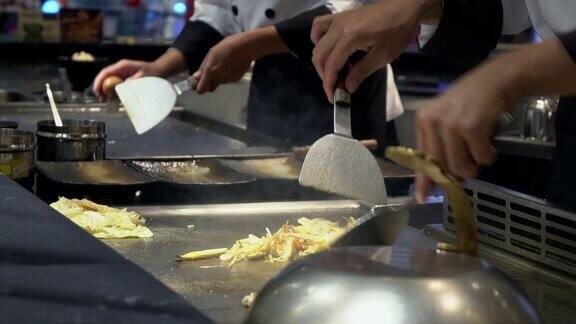 餐厅厨师正在制作食物