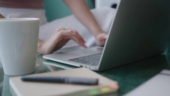 智慧积极的亚洲女商人视频会议远程工作讨论有关战略业务规划新的创业理念概念商务会议通过笔记本电脑在线