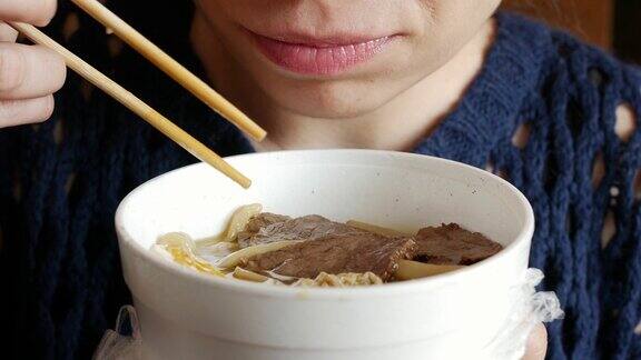 吃面汤用筷子泡沫碗从上面