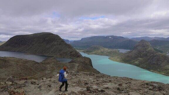 在挪威约顿海门国家公园一名背着背包的女性徒步登山
