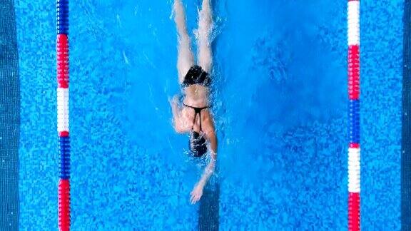 一名女子穿着露背泳衣在自由泳中游泳