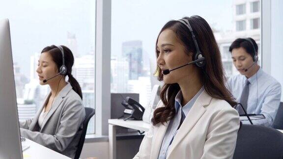 呼叫中心办公室的亚洲女性客户服务接线员和团队