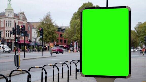 绿色屏幕广告牌在街上的白天