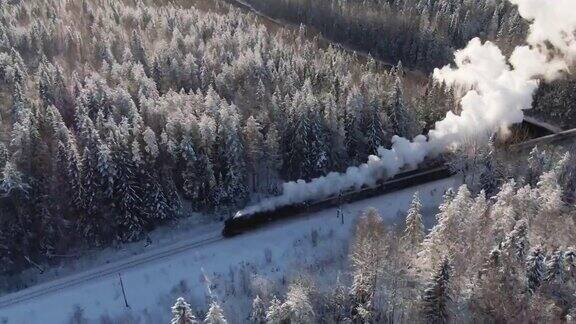 蒸汽复古火车穿梭在冬季森林航拍图