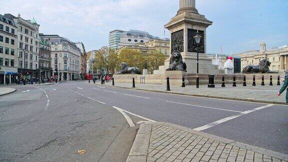 在新冠肺炎疫情期间英国伦敦的特拉法加广场和纳尔逊柱被封锁街道安静、空旷没有汽车也没有车辆