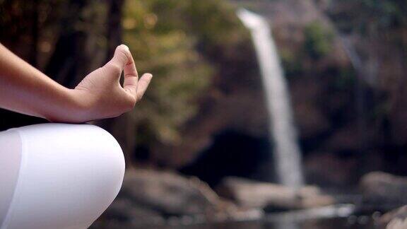 在瀑布旁练习瑜伽